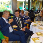 Burgemeester MIchel Bezuijen in gesprek met de bewoners